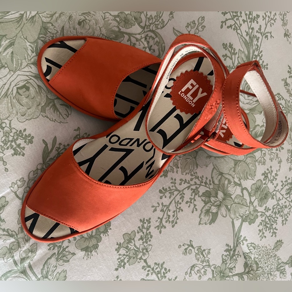 FLY LONDON ANKLE STRAP SANDALS SZ 38 $45